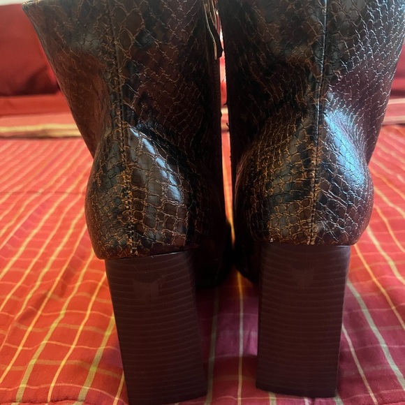 Snakeskin print ankle boots - Picture 12 of 12